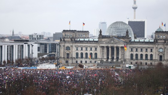 milhares-de-pessoas-voltam-as-ruas-de-berlim-em-protestos-contra-a-extrema-direita