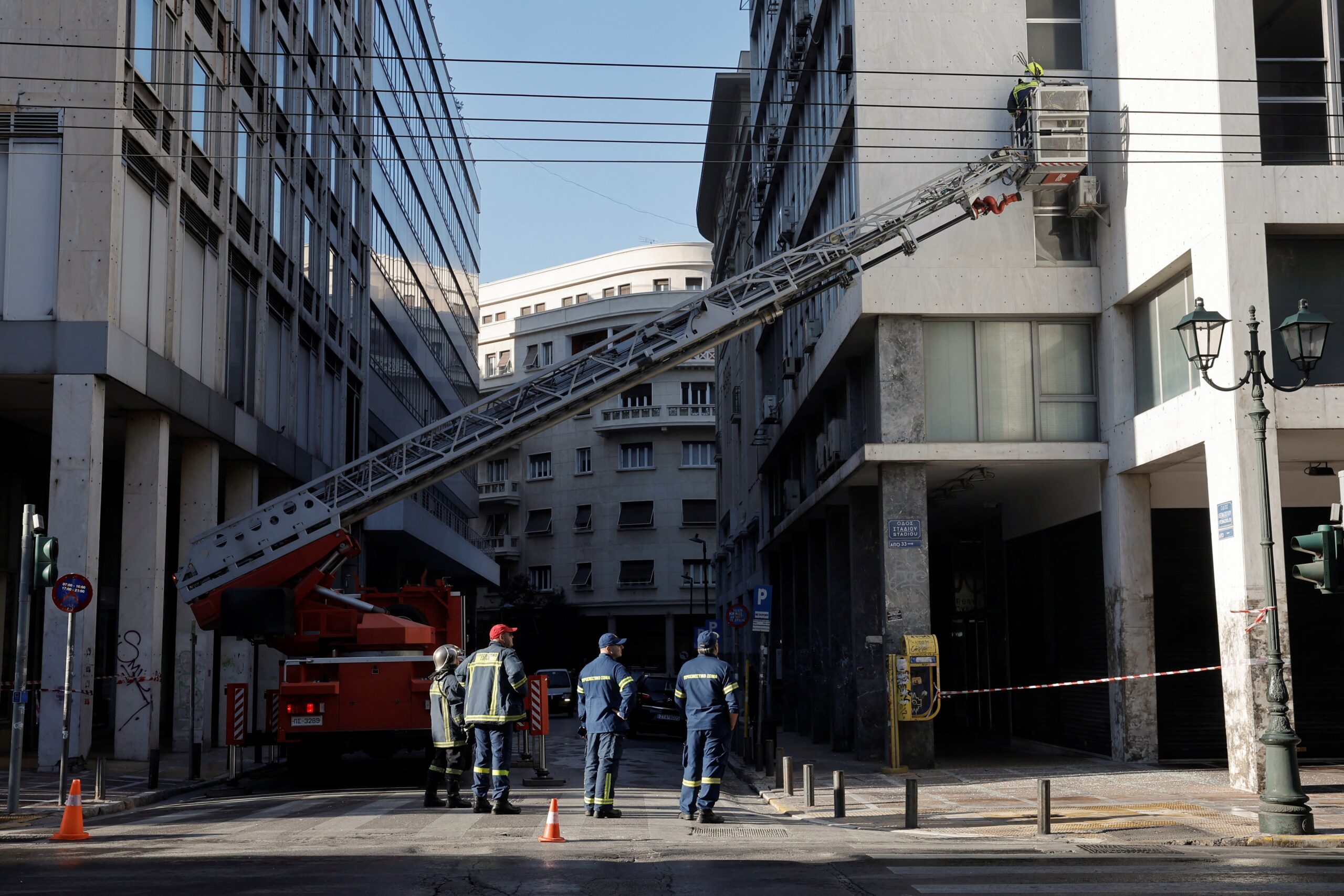 bomba-explode-em-frente-a-predio-de-ministerio-em-atenas,-na-grecia