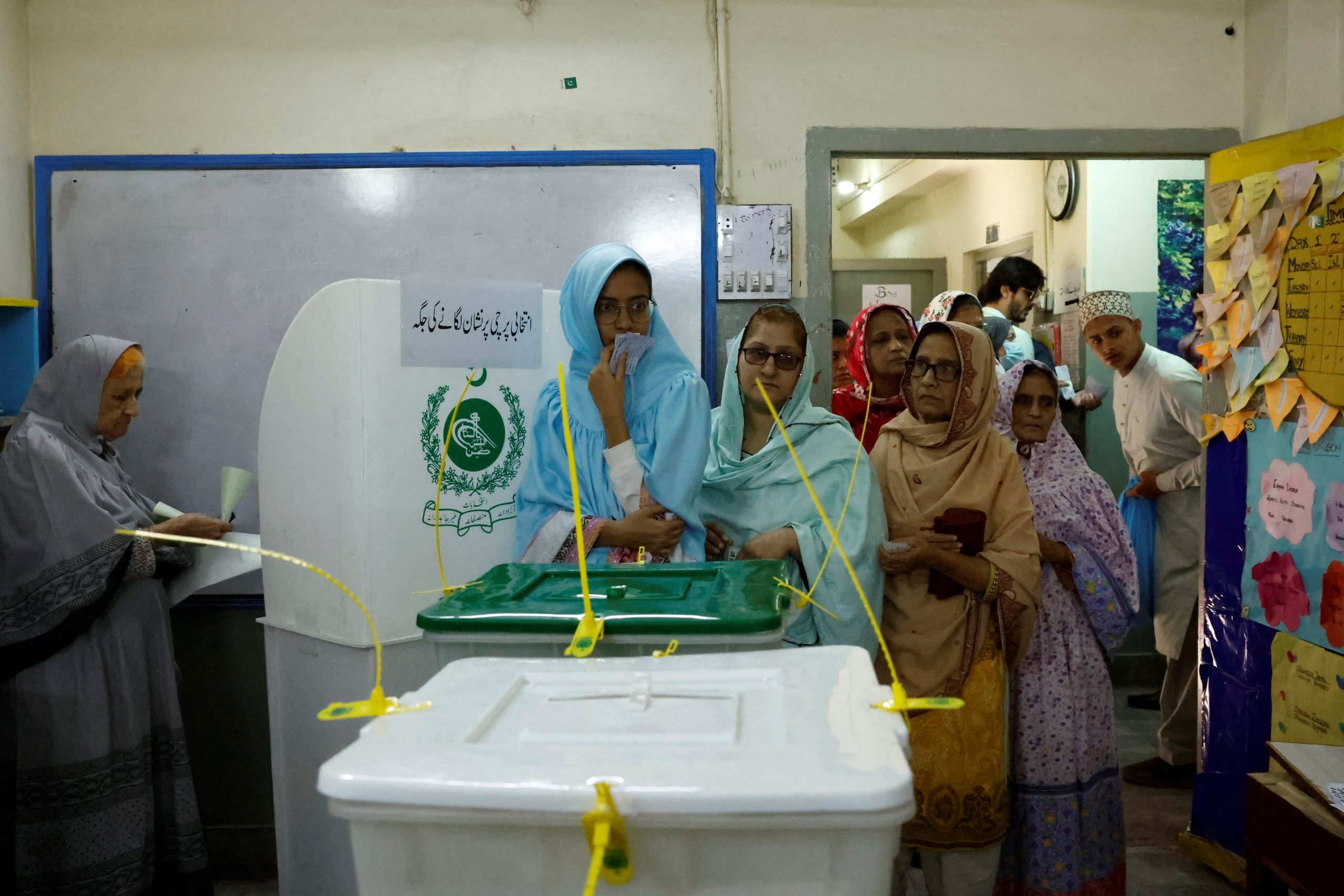 governo-do-paquistao-corta-internet-da-populacao-em-dia-de-eleicoes-com-35-mortos-e-denuncia-de-fraude