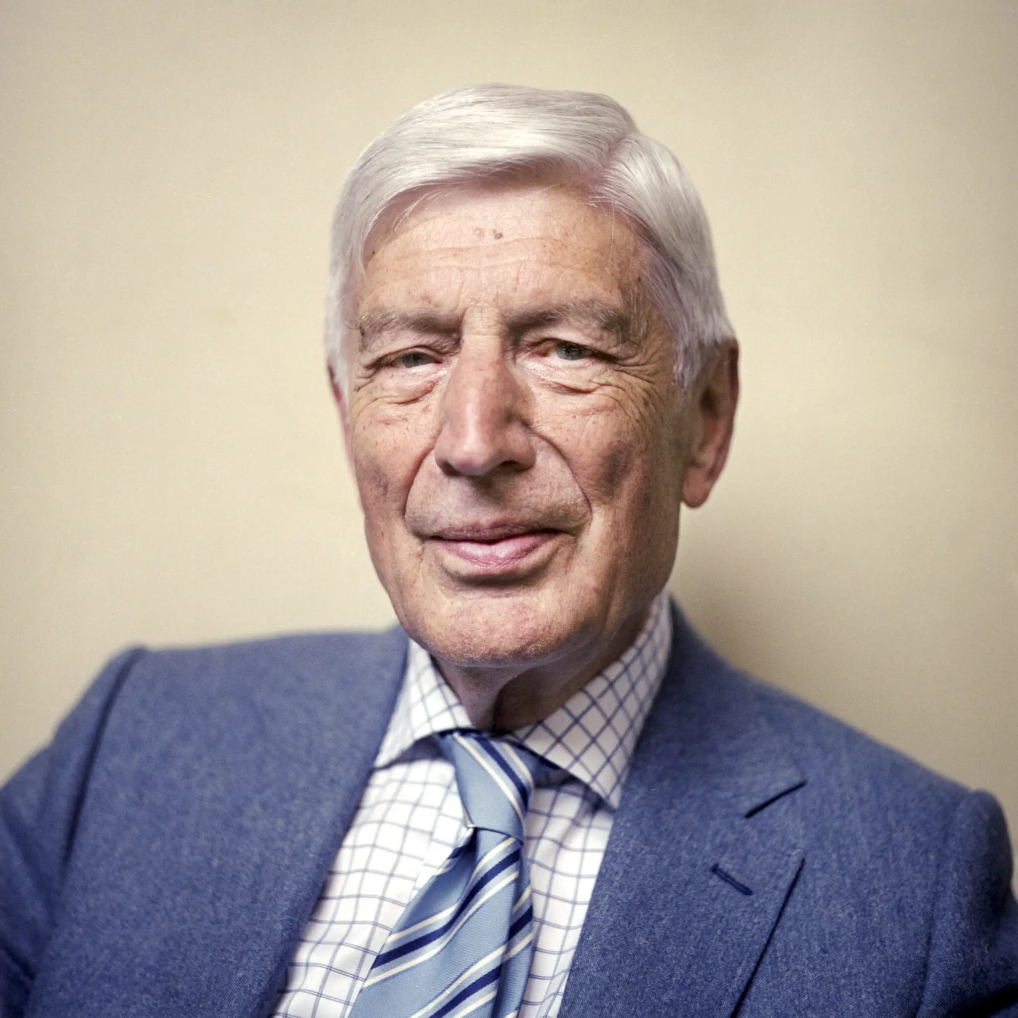 ex-premie-da-holanda-e-esposa-morrem-por-eutanasia-dupla-e-de-maos-dadas