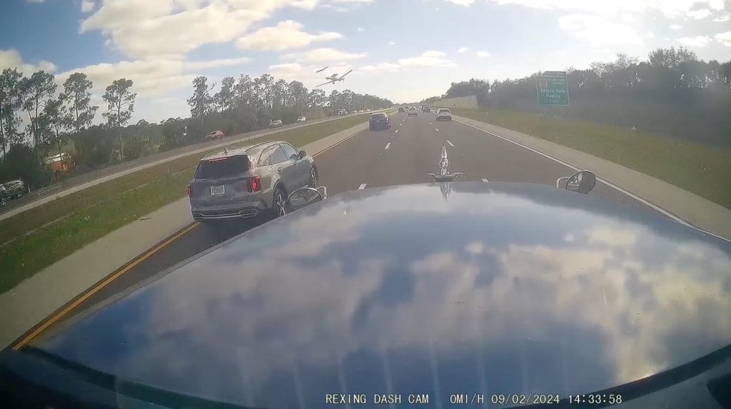 video:-camera-flagra-aviao-caindo-em-rodovia-dos-eua;-duas-pessoas-morreram