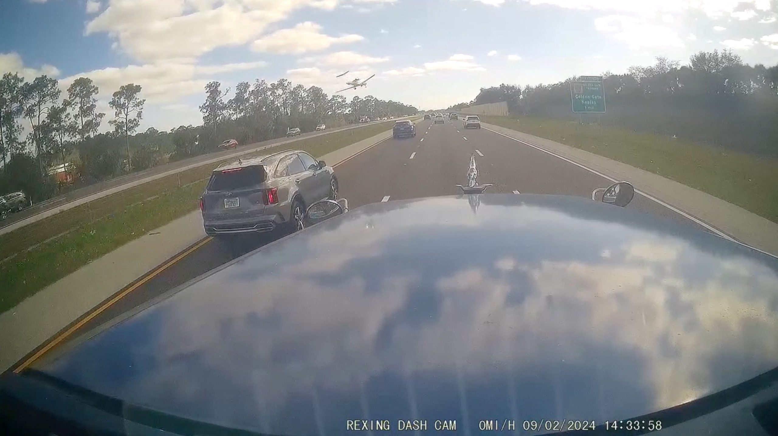 video:-camera-flagra-aviao-caindo-em-rodovia-dos-eua;-duas-pessoas-morreram